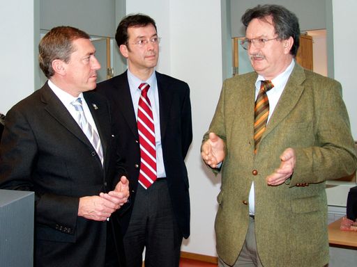 Salzburgs Bürgermeister Dr. Heinz Schaden überzeugte
sich bei einem Besuch im Techno-Z über das hohe
Innovationspotenzial am Standort v. l. n. r.: Dr. Heinz Schaden,
Mag. Werner Pfeiffenberger (Geschäftsführer Techno-Z), Ing. Hermann
Novak (Geschäftsführer Forest Mapping Management).