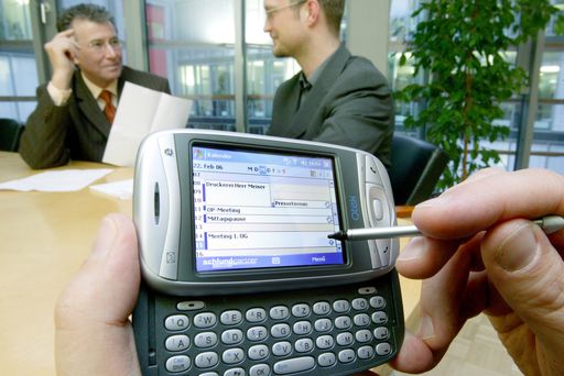 Mit dem Push-Service für MS Exchange-Server
erscheinen neben E-Mails auch neue Termine sofort auf dem
Mobiltelefon.