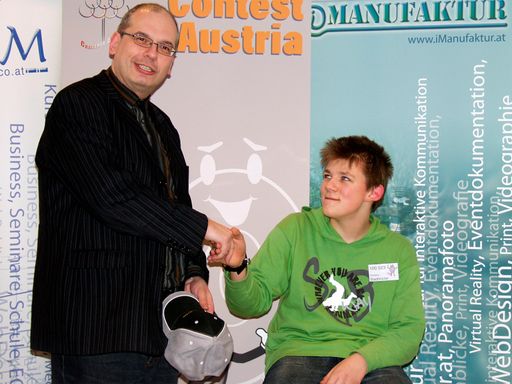 Univ.-Lektor DI Harald Wondra gratuliert Vinzenz
Stadtmüller zum Sieg bei der Landessausscheidung des Computer
Contest Austria im Techno-Z Salzburg.