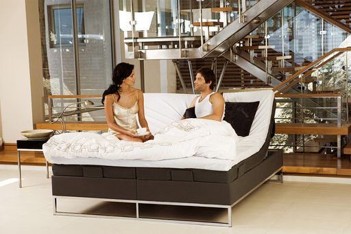 TEMPUR Zen zeichnet sich durch sein minimalistisches
und klares Design aus. Eine 12 cm hohe Matratze dient als
Trägermaterial für eine 7 cm hohe TEMPUR Matratzenauflage.