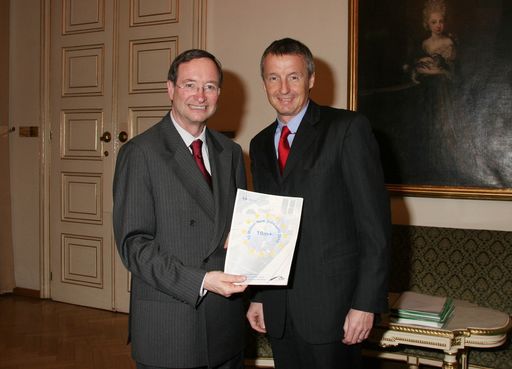 Vorschau Bild von SME-Union Präsident Leitl übergibt Maßnahmenpaket für
Europäische mittelständische Betriebe an Bundesminister Martin
Bartenstein