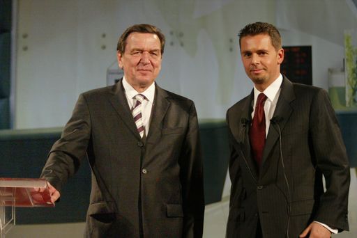  Bundeskanzler a. D. Gerhard Schröder (li.) wird von
Superfund-Gründer Christian Baha (re.) im Superfund
Investmentcenter in Wien begrüßt.