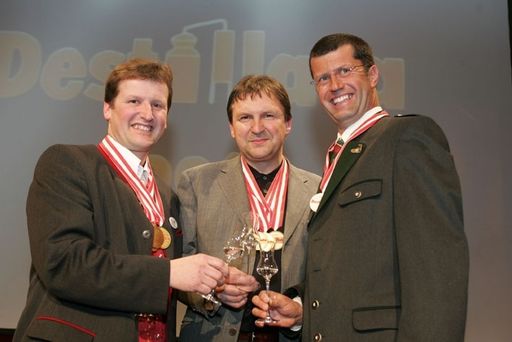 Die Edelbrenner des Jahres 2006 (v.l.): Georg Hiebl
(Gold), Kurt Lagler (Bronze), Franz Tinnauer (Silber) wurden bei
der Destillata-Gala im "Dom im Berg" gekürt.