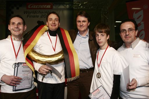  Carrera Weltmeisterschaften 2006. v.l.n.r.: André
Müller (Deutschland, 2. PLatz), Andreas Loth (Österreich, 1.
Platz),
Andreas Stadlbauer, Carrera Gesch.führung Frederik Günzel
(Deutschland, 3. Platz), Javier Mas Castillo (Spanien, 4. Platz).