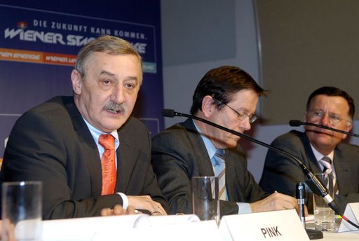 Bei einem weiteren Expertenforum 2006 der Wiener
Stadtwerke Holding AG diskutierten Experten mit interessierten
Besuchern über das Thema "CO2-Emissionshandel, Nationaler
Zuteilungsplan 2008-2012 und Kraft-Wärme-Kopplung" im Wiener
Museumsquartier. In Impulsreferaten wurde über die Themen
Klimastrategie, NAP II, die Perspektiven der österreichischen
Kraft-Wärme-Kopplung und den Fernwärme-Ausbau im Spannungsfeld des
Klimaschutzes informiert.
v.l.n.r.: Dir. DI Friedrich Pink (Geschäftsführer der WIEN ENERGIE,
Vorsitzender der Geschäftsführung der WIENSTROM GmbH); Dir. DI Dr.
Josef Heinzinger (Geschäftsführer der Linz Strom, Vorstand Linz
AG); Dir. Dr. Arno Gasteiger (Vorstandsdirektor der Salzburg AG);
Weitere abdruckfähige, honorarfreie Fotos finden sie unter
http://pressefotos.at/m.php?g=1&dir=200603&u=1&a=event&e=20060313_c
o2