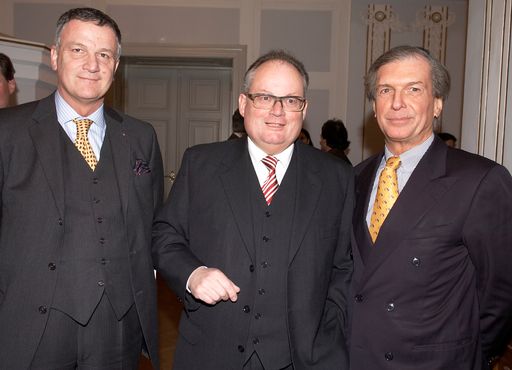 Vorschau Bild von Vielfältiges Programm 2006/2007 wird im Haus der
Landwirtschaft präsentiert. Im Bild v.l.n.r.: Dr. Stepahn
Mikinovic, Generalanwalt Dr. Christian Korad, Dkfm.
FriedrichStickler