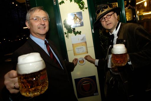 KGV Verlag: Präsentation von Conrad Seidls Bier Guide
2006 im Schweizerhaus. Das Schweizerhaus wird mit dem
Biergütesiegel "Fünf Krügerln" ausgezeichnet. v.l.n.r.:  Karl
Kolarik (Gastronom Schweizerhaus) und Conrad Seidl (Bierpapst).
Weitere Fotos unter 
http://pressefotos.at/m.php?g=1&u=1&dir=200603&e=20060322_b&a=event