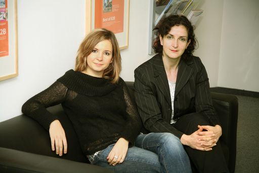 Chefredakteurin Mag. Ute Held (re.) freut sich mit
ihrer neuen Kollegin Mag. Barbara Tober (li.) über den gelungenen
Relaunch der Fachzeitschrift Schuh&Lederwarenrevue aus dem Hause
Springer Business Media Austria.
