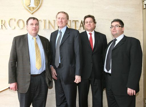  V.l.n.r.: Dr. Roland Fasol (IMC), Charles Glanville
(InterContinental), James A. Kaplan (InterContinental) und Georg
Schlegel (InterContinental) nach der Unterzeichnung des Vertrags.