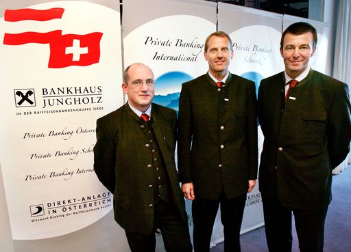 Feierten am 31. März 2006 auf der INVEST in Stuttgart
25 Jahre Private Banking in Jungholz: Mag. Wolfgang Schweißgut,
Leiter Vermögensanlage, Direktor Johannes Gomig und Dietmar Rieg,
Leitung Asset Management bei der Raiffeisenbank Reutte (v.l.n.r.).