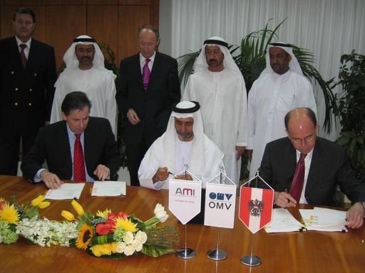 Vorschau Bild von v.l.n.r.: Joachim Grill AMI, H.E. Yousef Omair Bin
Yousef ADNOC und Günther Tappeiner AMI unterzeichnen Vertrag für
neuen Melaminproduktionsstandort der AMI in Ruwais, Abu Dhabi