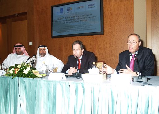Standort der AMI in Ruwais, Abu Dhabi. Im Bild
v.l.n.r.: Mohamed N. Al Kjaily IPIC, H.E. Yousef Omair Bin Yousef
ADNOC, Joachim Grill AMI, Wolfgang Ruttenstorfer OMV