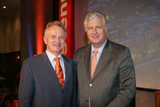 Zum Landesdirektor Steiermark, der auch für das
Bundesland Kärnten verantwortlich ist, wurde Herr Mag. Rene Kandolf
(im Bild links) ernannt, dem der Vorstandsvorsitzende der Wüstenrot
Versicherung, Gen.Dir. Helmut Geier (rechts), zu seiner neuen,
verantwortungsvollen Aufgabe sehr herzlich gratuliert.