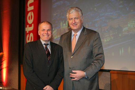 Zum Landesdirektor für Oberösterreich wurde Herr Mag.
Gernot Blaikner (im Bild links) ernannt, dem der
Vorstandsvorsitzende der Wüstenrot Versicherung, Gen.Dir. Helmut
Geier (rechts), zu seiner neuen, verantwortungsvollen Aufgabe sehr
herzlich gratuliert.