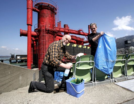 Vorschau Bild von Auch der technische und der kaufmännische Direktor
der Bregenzer Festspiele, Gerd Alfons (li.) und Franz Salzmann
(re.) beteiligen sich am Frühjahsputz auf der Seebühne.