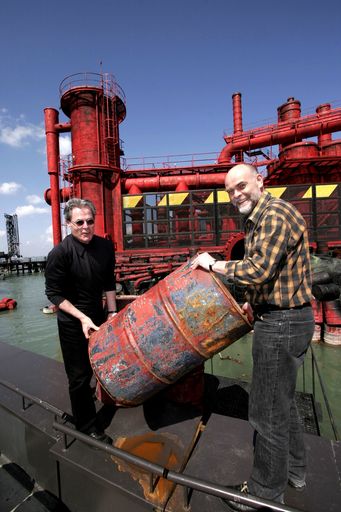 Damit die Premiere des Spiels auf dem See 'Der
Troubadour' in knapp drei Monaten reibungslos über die Bühne gehen
kann, packen auch der kaufmännische und der technische Direktor der
Bregenzer Festspiele, Franz Salzmann (li.) und Gerd Alfons (re.)
mit an.