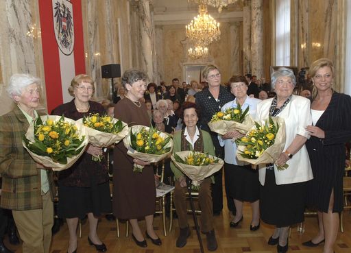 BM Haubner, Theresia Zierler und Trümmerfrauen