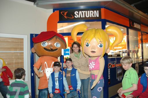 Minopolis Geschäftsführerin Ursula Gastinger mit
Pinocchio, Marie Lou und begeisterten Kindern