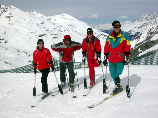 medi Bayreuth initiierte ein Skiwochenende im Tiroler
Kaunertal, an dem Beinamputierte das Skifahren lernten: hier die
Gruppe der Oberschenkelamputierten.