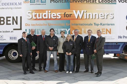 (v.l.n.r.): Professor Wolfhard Wegscheider, Rektor
der Montanuniversität, DI Dr. Günther Kolb, GF der Voestalpine
Stahl Donawitz, Dr. Matthias Konrad, Bürgermeister Leoben, Dr.
Karin Schaupp, stv. Vorsitzende des Uni-Rates der Montanuni Leoben,
Dr. Hannes Androsch, Vors. des Uni-Rates der Montanuni Leoben, Dr.
Richard Schenz, Mitglied Uni-Rat Montanuni Leoben, Prof. Stefan
Schleicher, Uni-Rat der Montanuni Leoben
http://pressefotos.at/m.php?g=1&dir=200604&u=38&a=event&e=20060421_l