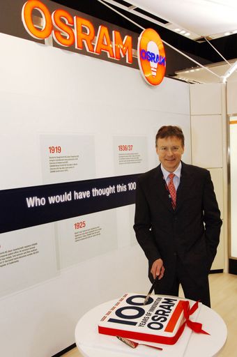  Geburtstag auf der Light + Building 2006. 100 Jahre
Marke Osram. Martin Goetzeler, der Vorsitzende der Geschäftsführung
von Osram, beim Anschnitt der Geburtstagstorte. Das Jubiläum steht
unter dem Motto "100 Jahre Innovation". Light + Building 2006 ist
eine internationale Fachmesse für Architektur und Technik, die vom
23. bis 27. April in Frankfurt am Main stattfindet.