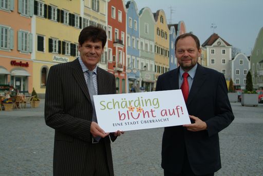 Stolz präsentierte Bürgermeister Ing. Franz Angerer
(li.) seinem Gast Landesrat Dr. Josef Stockinger (re.)
das bunte Sommerprogramm des heurigen Jahres. Schärding hat sich zu
einer der beliebtesten Kleinstädte Österreichs entwickelt.