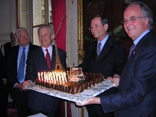 Die Geburtstagstorte zum 60-Jahr-Jubiläum der
WKÖ-Außenhandelsstelle Paris. V.l.n.r.: Pierre Simon, Präsident der
Handels- und Industriekammer Paris; Dr. Christoph Leitl, Präsident
der Wirtschaftskammer Österreich; Senator Denis Badré.