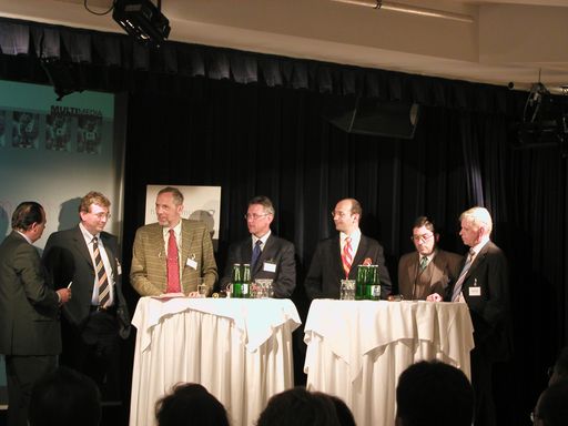 Bei der E-Business-Community der APA im Haus der
Musik diskutierten v.l.n.r.: Thomas Stern (Moderator/Braintrust),
Norbert Olsacher (InterComponentWare AG), Norbert Pateisky
(Universitäts-Frauenklinik Wien), Ernst Havlicek (NextiraOne),
Christoph Heimerl (Hewlett-Packard), Gerhard Holler
(Österreichische Ärztekammer) und Manfred Rieser (Telekom Austria).