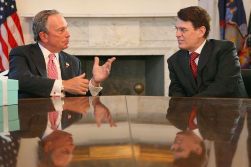 v.l.n.r. Michael Bloomberg (Bürgermeister New York
City), Joachim Erwin (Oberbürgermeister Düsseldorf). Die Städte
Düsseldorf und New York gehen eine einzigartige
Marketing-Partnerschaft ein. Dazu trafen sich gestern der New
Yorker Bürgermeister Michael Bloomberg und Düsseldorfs
Oberbürgermeister Joachim Erwin in der New Yorker City Hall.