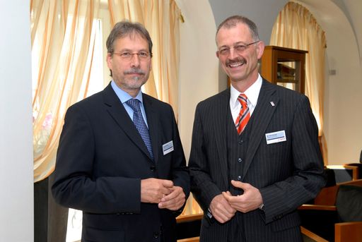Dr. Karl Strobel (re.) - Alleinvorstand der Robert
Bosch AG Wien, Robert Kordik (li.) - Geschäftsführer Buderus
Austria Heiztechnik GmbH