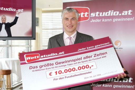 Anpfiff zum größten Fußball WM Gewinnspiel aller Zeiten auf Wettstudio.at. Ab sofort startet das bisher größte Fußball WM Gewinnspiel aller Zeiten. im Bild: Toni Polster mit Gutschein