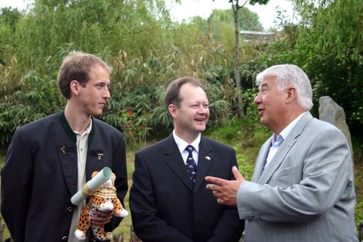 Lob und Anerkennung für vorbildliche Gepardenhaltung sprechen Dir. Dr. Helmut Pechlaner und Botschaftsrat Hugh Graham Anderson aus Südafrika dem Tierpark Herberstein anlässlich der Eröffnung der neuen Gepardenanlage aus.
v.l.n.r.: Maximilian Herberstein, Botschaftsrat Anderson, Dir. Dr. Pechlander