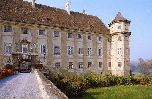 Vorschau Bild von Schloss Petronell Aussen-Ansicht - Ein Renaissancejuwel Niederösterreichs wird renoviert - Ausstellungs- und Konferenzzentrum sowie Fünfsternhotel am Nationalpark March-Donauauen geplant