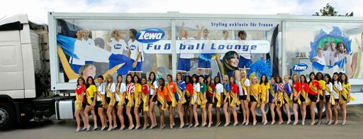 Vorschau Bild von 32 WM Schönheiten nehmen vor der Zewa Fußball Lounge Aufstellung. Morgen wird im Europapark Rust eine Länderrepräsentantin erstmals zur Miss WM gewählt. Alle Aspirantinnen ließen sich zu diesem Anlass kurz vor der Miss Wahl in der Zewa Fußball Lounge perfekt stylen. Eingerahmt wird das Damenteam von Miss Costa Rica, Arlene Raventós, deren Heimatland im ersten Spiel der WM auf Deutschland treffen wird, und der Ukrainerin Inga Kulik.