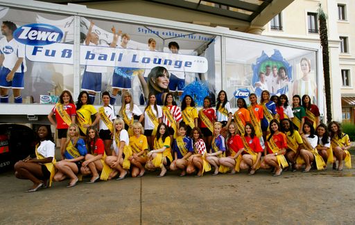  32 WM Schönheiten nehmen vor der Zewa Fußball Lounge Aufstellung. Morgen wird im Europapark Rust eine Länderrepräsentantin erstmals zur Miss WM gewählt. Alle Aspirantinnen ließen sich zu diesem Anlass kurz vor der Miss Wahl in der Zewa Fußball Lounge perfekt stylen. Eingerahmt wird das Damenteam von Miss Costa Rica, Arlene Raventós, deren Heimatland im ersten Spiel der WM auf Deutschland treffen wird, und der Ukrainerin Inga Kulik."