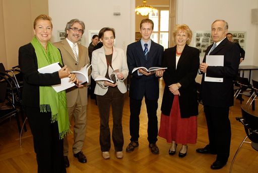 Österreichs erster Allergiebericht; v.l.n.r.:  Mag.Beate Hartinger (Hauptverband der Österreichischen Sozialversicherungsträger); Prim. Univ.-Doz. Dr. Wolfgang Pohl (Österreichische Gesellschaft für Pneumologie); Dr. Barbara Degn (Österreichische Gesellschaft für Allgemein- und Familienmedizin);  Dr. Thomas Dorner (Institut für Sozialmedizin der Medizinischen Universität Wien);  Prim. Dr. Waltraut Emminger (Allergie Ambulatorium Rennweg) und Univ.-Prof. Dr. Michael Kunze (Institut für Sozialmedizin der Medizinischen Universität Wien); Location: Presseclub Concordia;