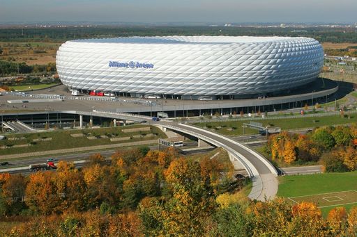 Tobender Hexenkessel, traditionsreicher Kicker-Tempel
oder futuristisches Monumentalbauwerk - jedes Fußballstadion hat
seinen ganz speziellen Charakter. Eines haben jedoch alle großen
Arenen dieser Welt gemeinsam: Sie sind in massiver Bauweise errichtet und bestehen aus dem stabilsten aller Baustoffe: Beton.
