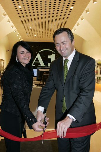 Dr. Hannes Ametsreiter, Vorstand Marketing, Vertrieb und Customer Services, mobilkom austria eröffnet neuen A1 SHOP in der Getreidegasse in Salzburg.