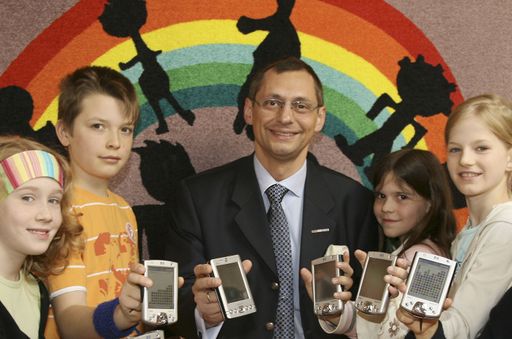 eTwinning-Seminarteilnehmer aus ganz Europa besuchen Wiener Übungsvolksschule. Mag. Wolfgang Eckel: "Hier sind Kommunikationstechnologien erstmals Unterrichtsbestandteil, damit sind diese Kinder IKT-fit und beherrschen bereits wichtige Fertigkeiten, die für Lifelong Learning, von der Schule bis zur Erwachsenenbildung immer stärker an Bedeutung gewinnen werden."