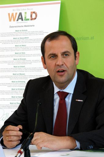 BM Pröll präsentierte bei einer Pressekonferenz zur Woche des Waldes die Österreichische Waldcharta.