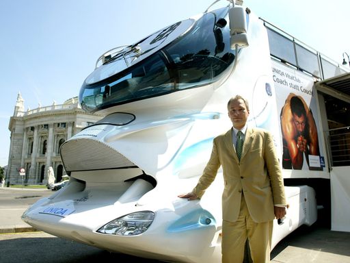Vorschau Bild von Uniqa Vorstand Peter Eichler, vor dem neuen Uniqa - Vital Truck anlässlich eines Pressegespräches zum Thema "Wie fit sind Österreichs Manager", am Dienstag, 13. Juni 2006 in Wien.