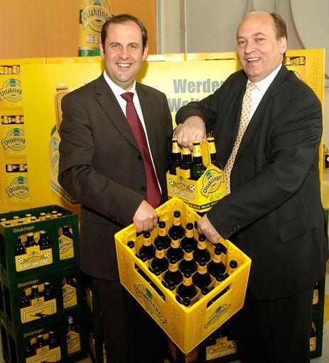Den Ankick zu dieser Aktion machte Ottakringer Chef Sigi Menz gemeinsam mit Umweltminister Josef Pröll. (v.l.n.r.:) Josef Pröll (Umwelt- und Landwirtschaftsminister); Sigi Menz Vorstandsvorsitzender der Ottakringer Brauerei AG
http://pressefotos.at/m.php?g=1&dir=200606&u=1&a=event&e=20060614_o