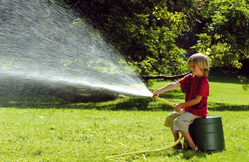  Besonders an heißen Sommertagen, wenn man täglich eine oder sogar mehrere erfrischende Duschen nimmt oder mit dem Schlauch seinen Garten großzügig wässert, steigt der Wasserverbrauch in Österreich enorm. Im Schnitt verbraucht ein Österreicher pro Tag mehr als 140 Liter Wasser!