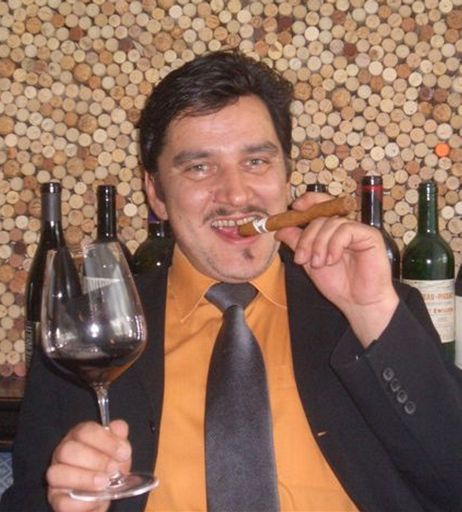 Dipl. Sommelier Andreas Scheidl gewährt anlässlich der Sommerakademie am Sachsengang tiefen Einblicke in die Welt von Wein & Zigarre.