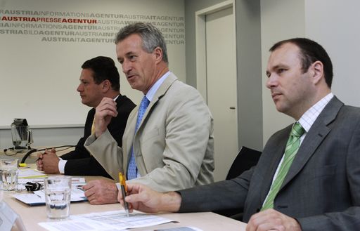 v.l.n.r.: Michael Lang, Chefredakteur APA - Austria Presse Agentur; Wolfgang Vylsozil, Vorsitzender der Geschäftsführung APA - Austria Presse Agentur; Peter Kropsch, Geschäftsführer APA - Austria Presse Agentur, bei der heutigen Pressekonferenz