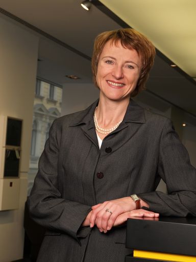  Im Bild: Frau Mag. Irmgard Prosinger, Leitung Konzernmarketing und Vertrieb kfm. Personal, Prokuristin der Trenkwalder AG