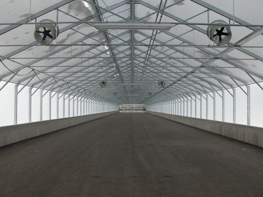  Strass - die weltlängste Trocknungshalle: Innenansicht der thermosolaren Klärschlammtrocknungsanlagen Strass