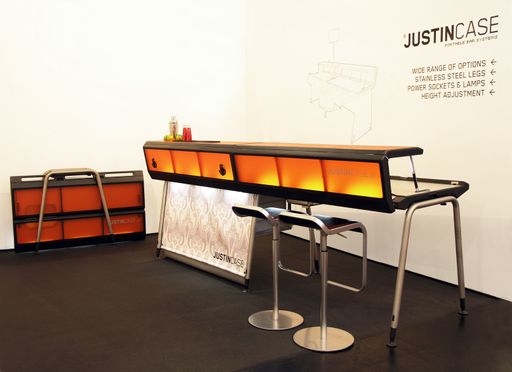  Der Produktdesigner René Chavanne entwickelte im vergangenen Jahr eine moderne und vielseitige mobile Bar. Das JUSTINCASE getaufte Möbel lässt sich zusammenklappen und ist völlig ohne Werkzeug einfach auf- und abbaubar.