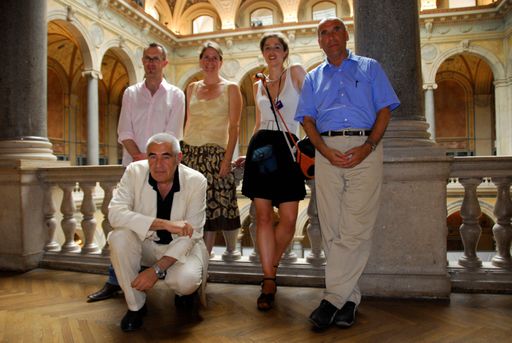  Bild zu OTS - 
Juryteam MAK-Schindler Stipendien (v.l.n.r.):
Simon Rees (Kurator, Contemporary Art Center [CAC], Vilnius), Margaret Griffin (Architektin, Griffin Enright Architects, Los Angeles), Elke Krystufek (Künstlerin, Wien), Edek Bartz (Institut für Industrial Design, Universität für angewandte Kunst, Wien, und künstlerischer Leiter Viennafair) und Peter Noever (Direktor MAK, Wien [vorne kniend]).