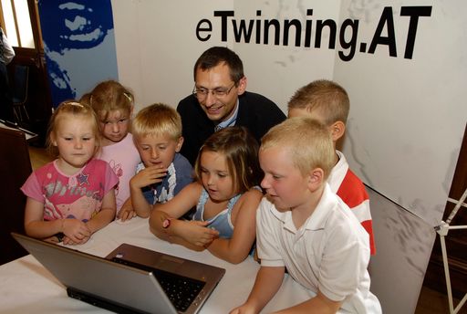 Vergabe des eTwinning-Preis Österreichs und des eTwinning-Qualitätssiegels; v.l.n.r.: Mag. Wolfgang Eckel (Direktor der Sokrates National Agentur); Kinder des Kindergartens Söding, Steiermark; Location: Palais Niederösterreich, Wien; Fotografiert von Niko Formanek